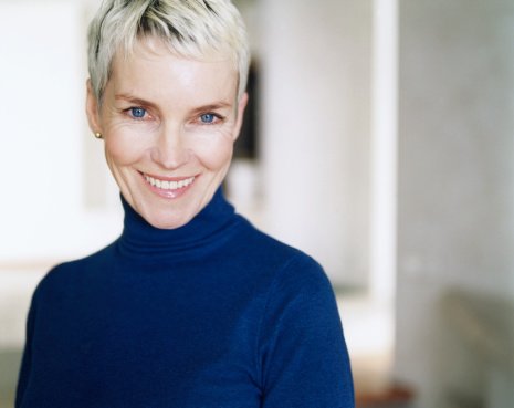 Femme mûre portant un polo bleu au cou, portrait |Photo : Getty Images
