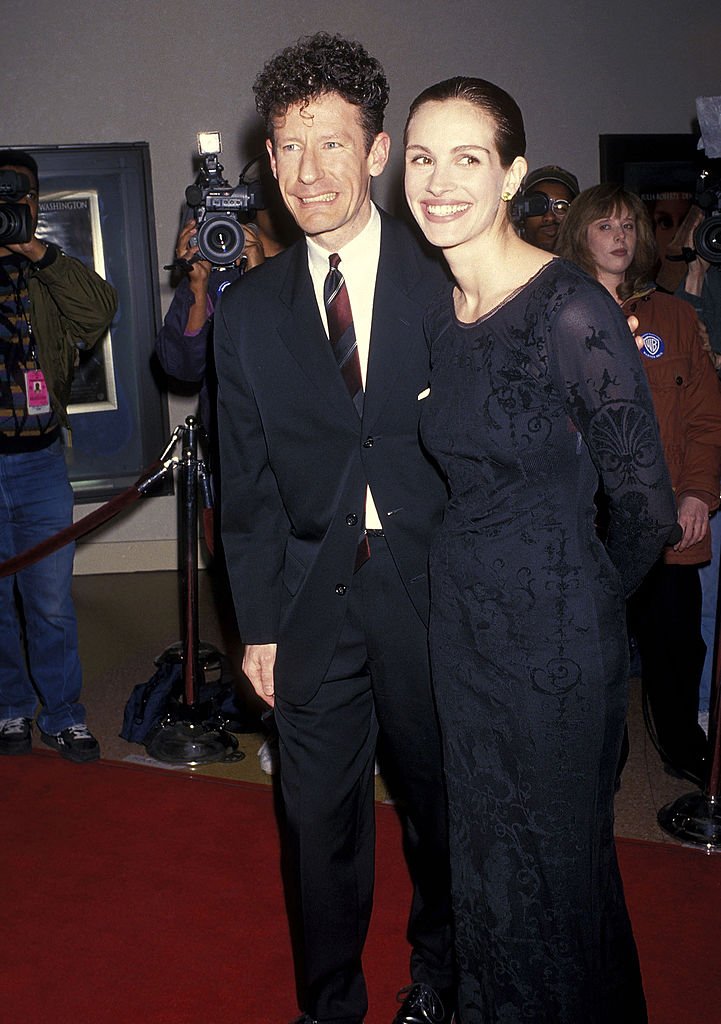 Singer Lyle Lovett and actress Julia Roberts attend 'The Pelican Brief' Westwood Premiere on December 13, 1993. | Photo: Getty Images