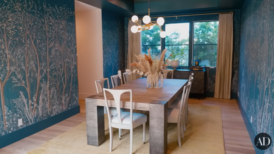 Bryce Dallas Howard's dining room in her Los Angeles home from a video dated June 7, 2022 | Source: youtube.com/@Archdigest