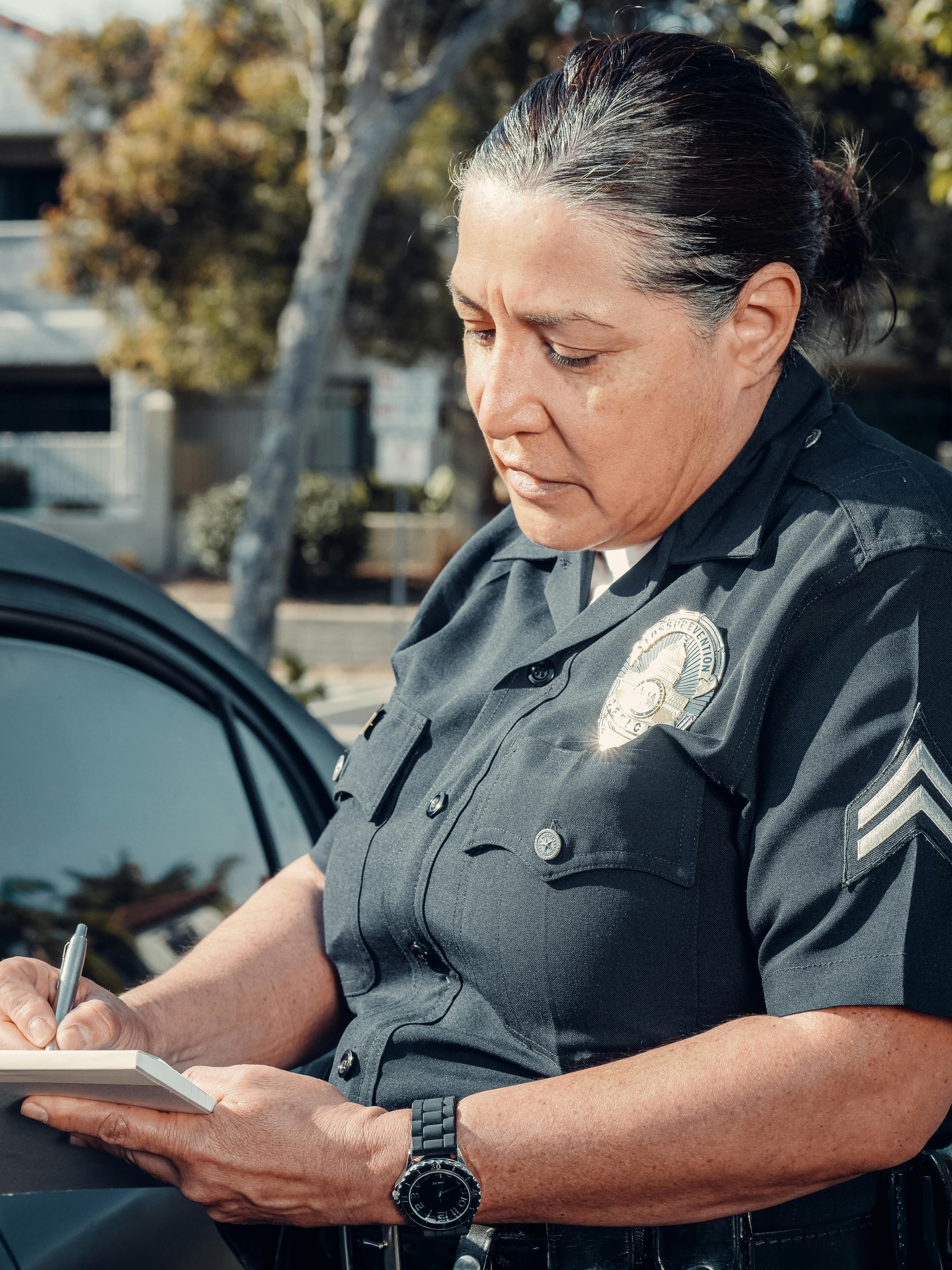 A police officer taking notes | Source: Pexels