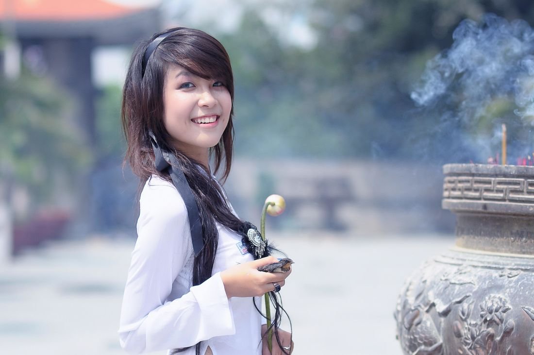 Mujer con flor en la mano.| Imagen: Pixnio Mujer con flor en la mano.| Imagen: Pixnio