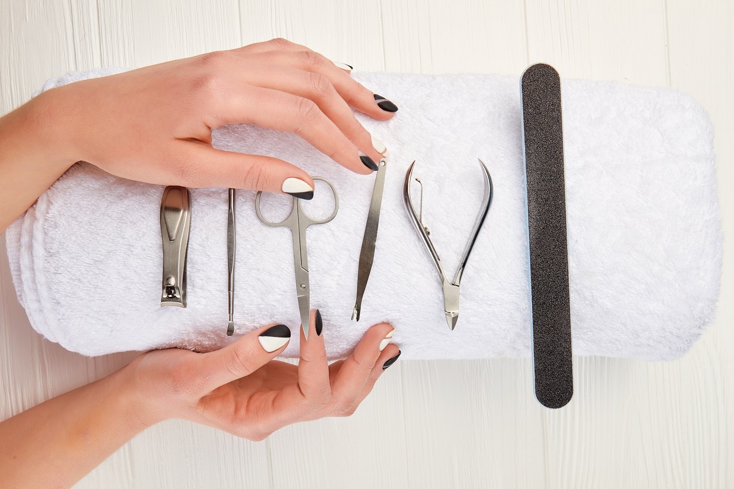 Set de herramientas para manicura sobre una toalla blanca. | Foto: Shutterstock Set de herramientas para manicura sobre una toalla blanca. | Foto: Shutterstock