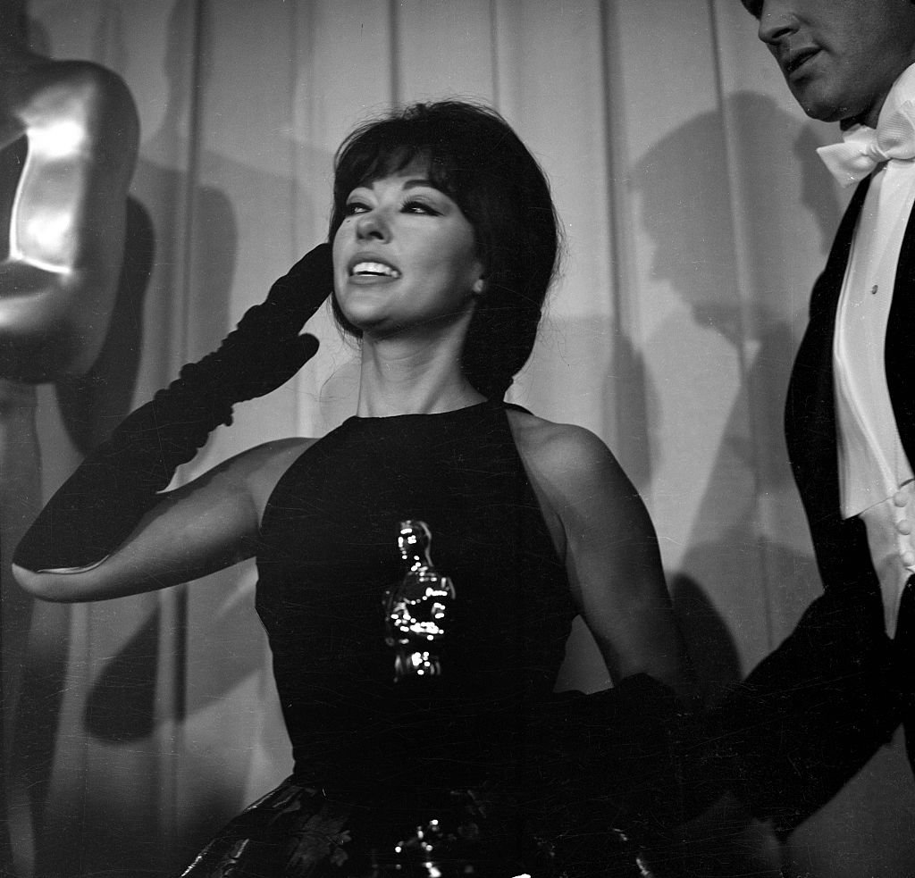 Rita Moreno sostiene su Oscar durante los Premios de la Academia después de ganar por 'West Side Story' en Los Ángeles. | Foto: Getty Images Rita Moreno sostiene su Oscar durante los Premios de la Academia después de ganar por 'West Side Story' en Los Ángeles. | Foto: Getty Images