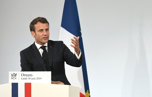 Emmanuel Macron prononce un discours lors des célébrations du bicentenaire de la naissance du peintre français Gustave Courbets. |Photo : Getty Images