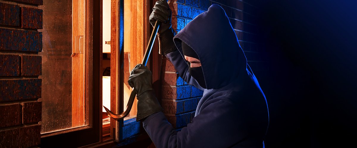 Un ladrón metiéndose en una casa para robar. | Foto: Shutterstock