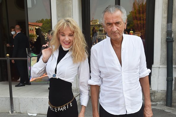On voit Arielle Dombasle et Bernard-Henri Lévy arriver à l'Excelsior. |Photo : Getty Images