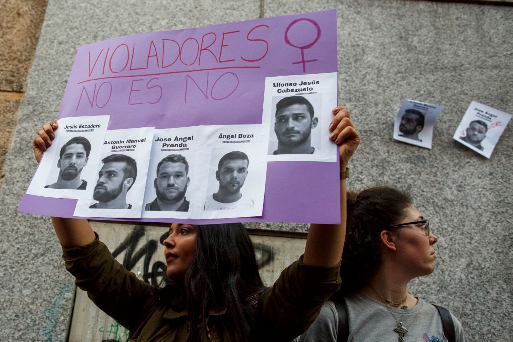 Una manifestante sostiene una pancarta con imágenes de los miembros de 'La Manada' durante una manifestación en contra del veredicto del caso de pandilla 'La Manada' frente al Ministro de Justicia el 26 de abril de 2018 en Madrid, España. | Imagen: Getty Images