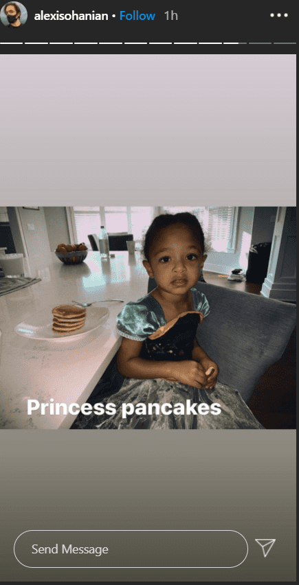 Olympia posing for a photo right before having pancakes. | Photo: Instagram/Alexisohanian