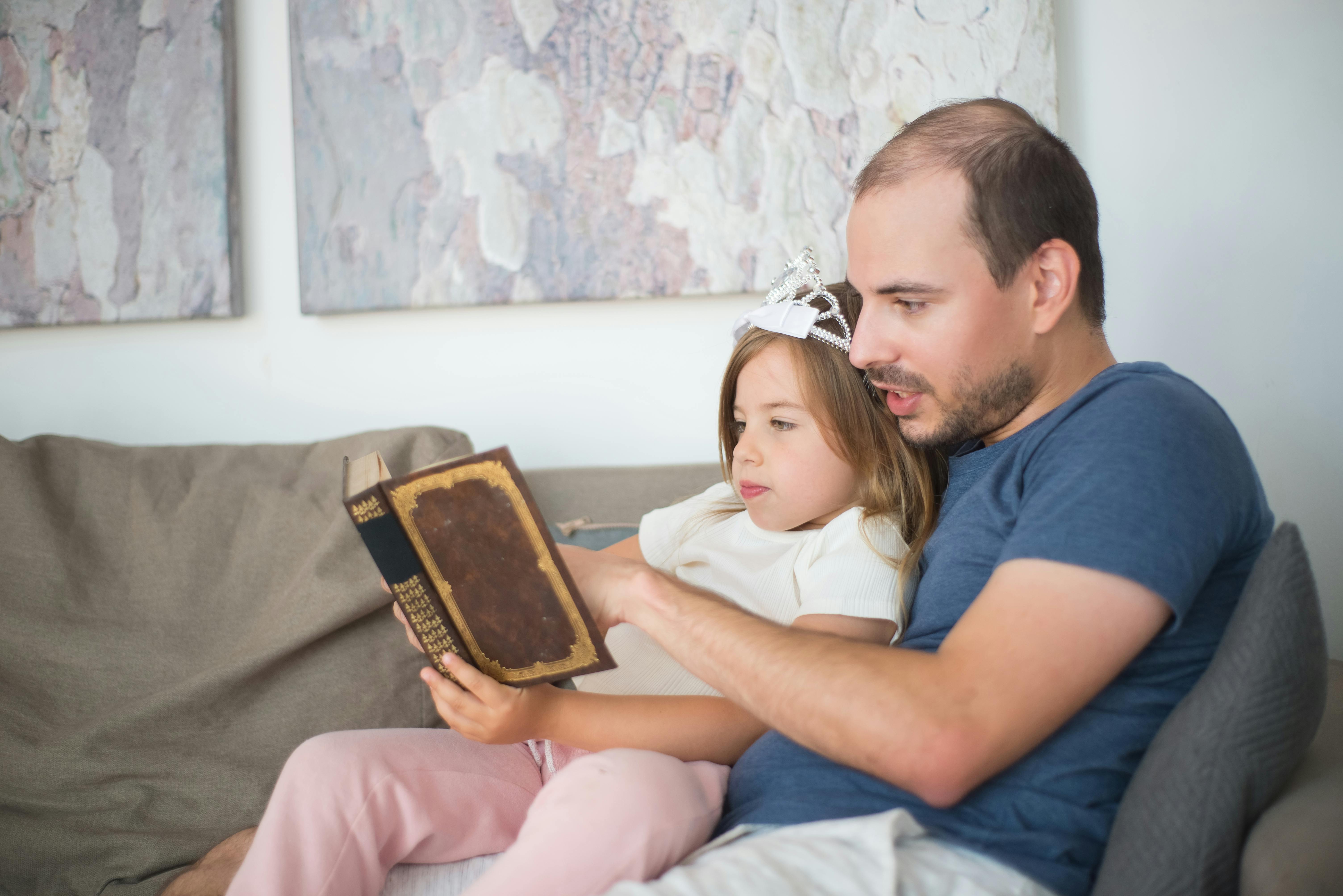 Father and daughter reading together | Source: Pexels