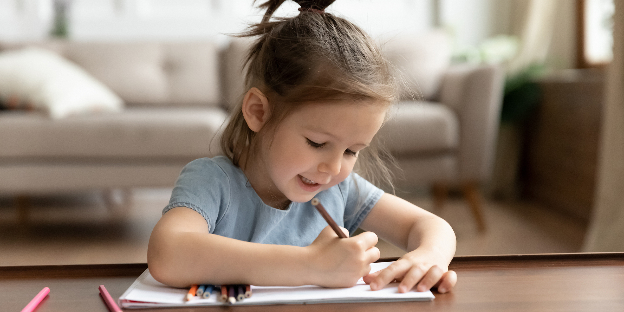 Little girl draws | Source: Shutterstock