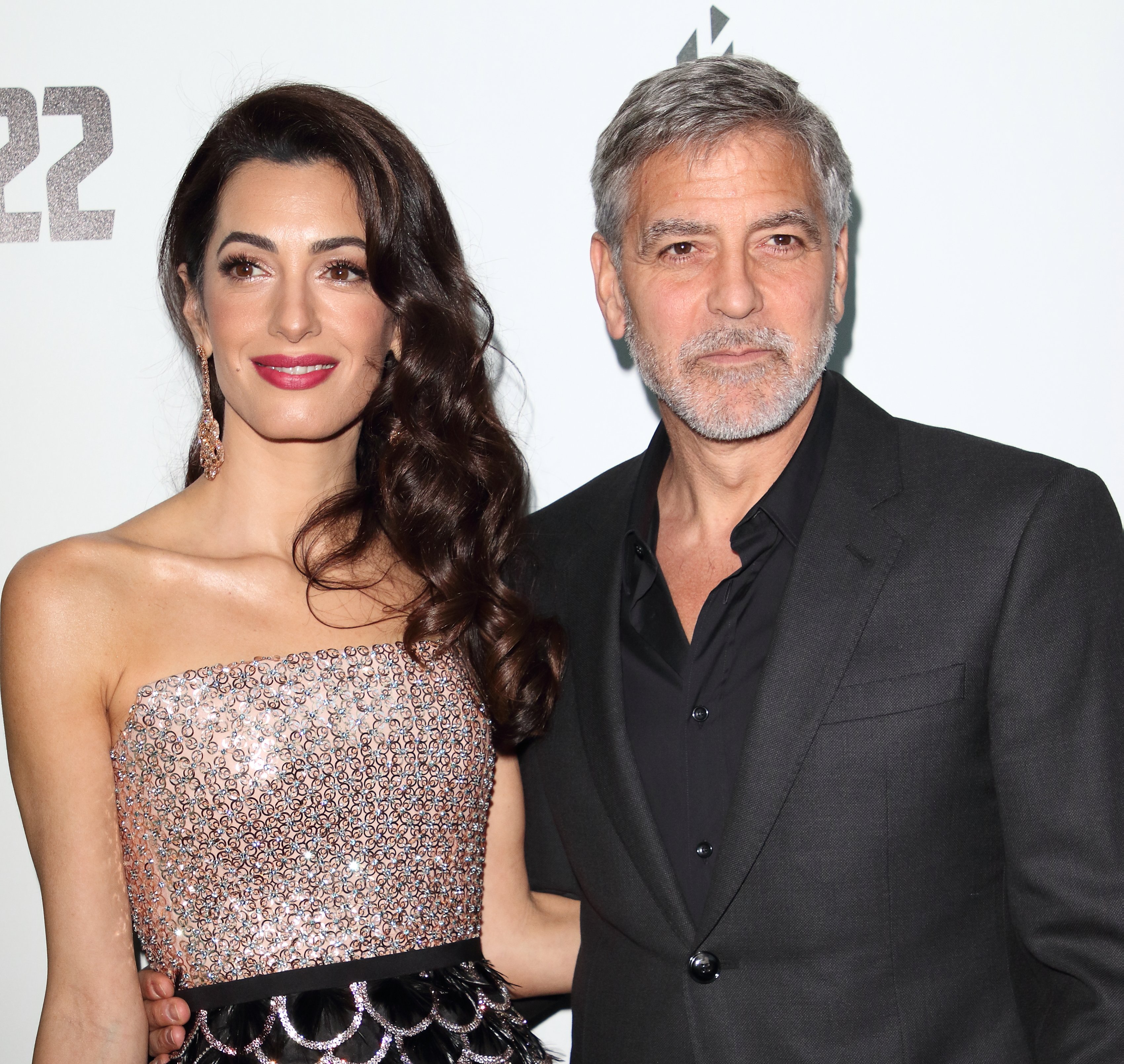 Amal Clooney y George Clooney asisten al estreno de Catch 22 en el Vue Westfield, Centro Comercial Westfield en Shepherds Bush. | Foto: Getty Images