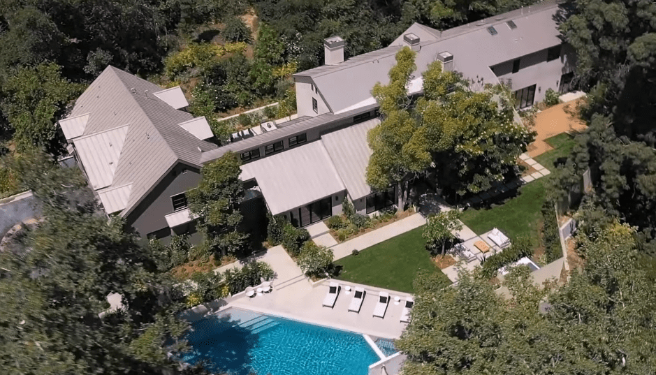 Aerial view of Cameron Diaz's Beverly Hills Mansion. | Photo: YouTube/TopTenFamous