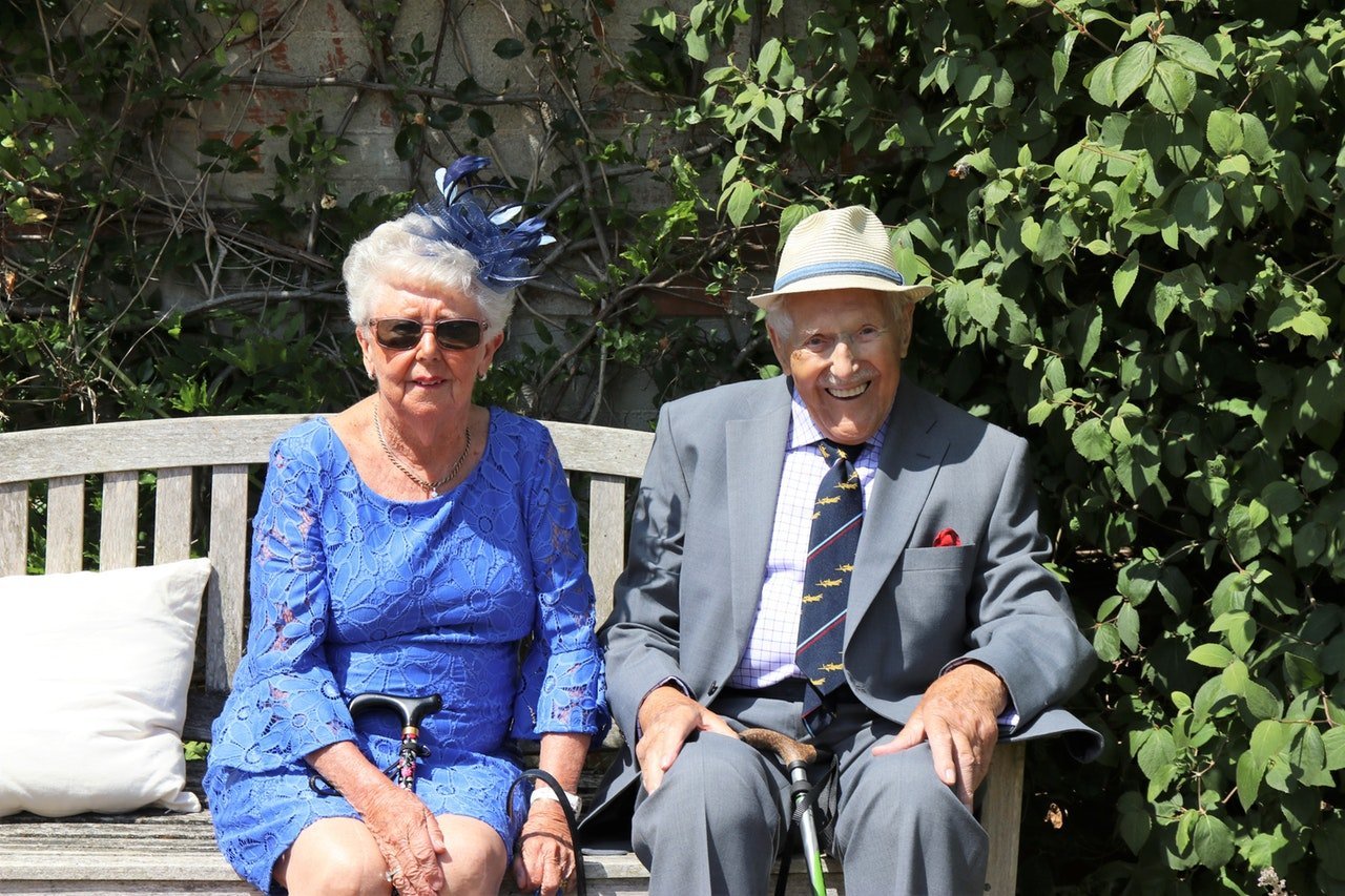 Elderly couple sitting on a bench. | Source: Pexels
