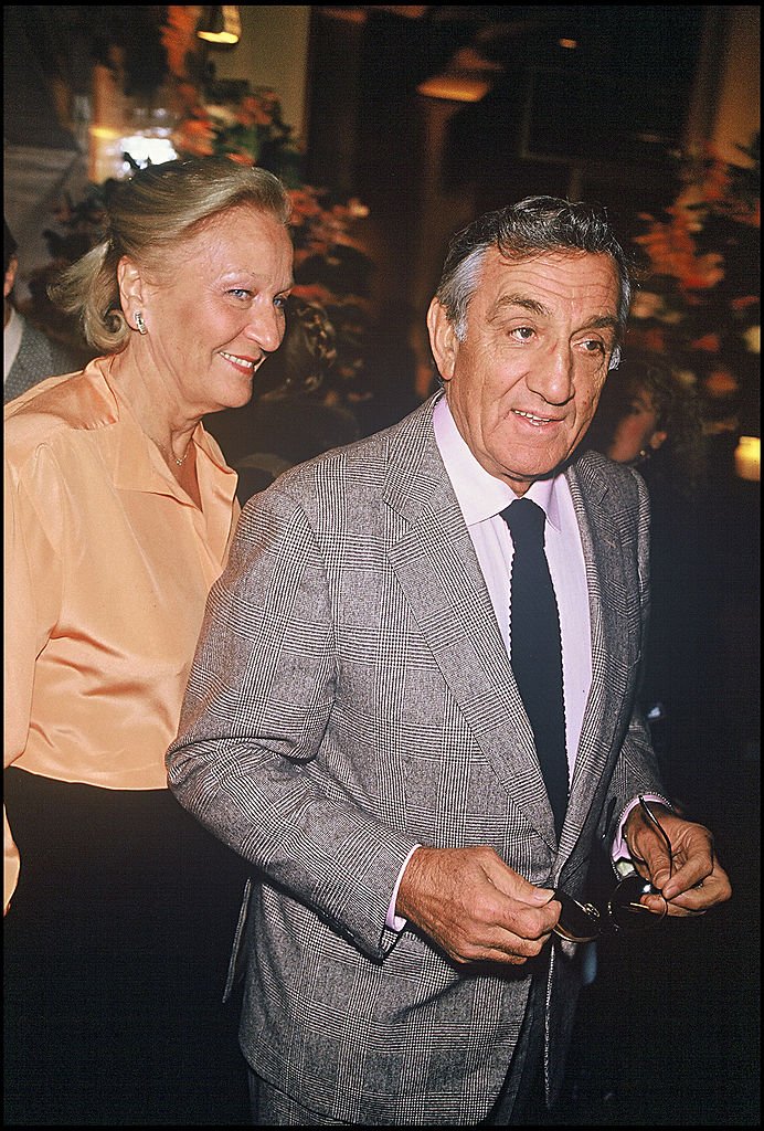 Lino Ventura avec sa femme Odette lors d'un repas du soir à Tong Yen. | Photo : Getty Images