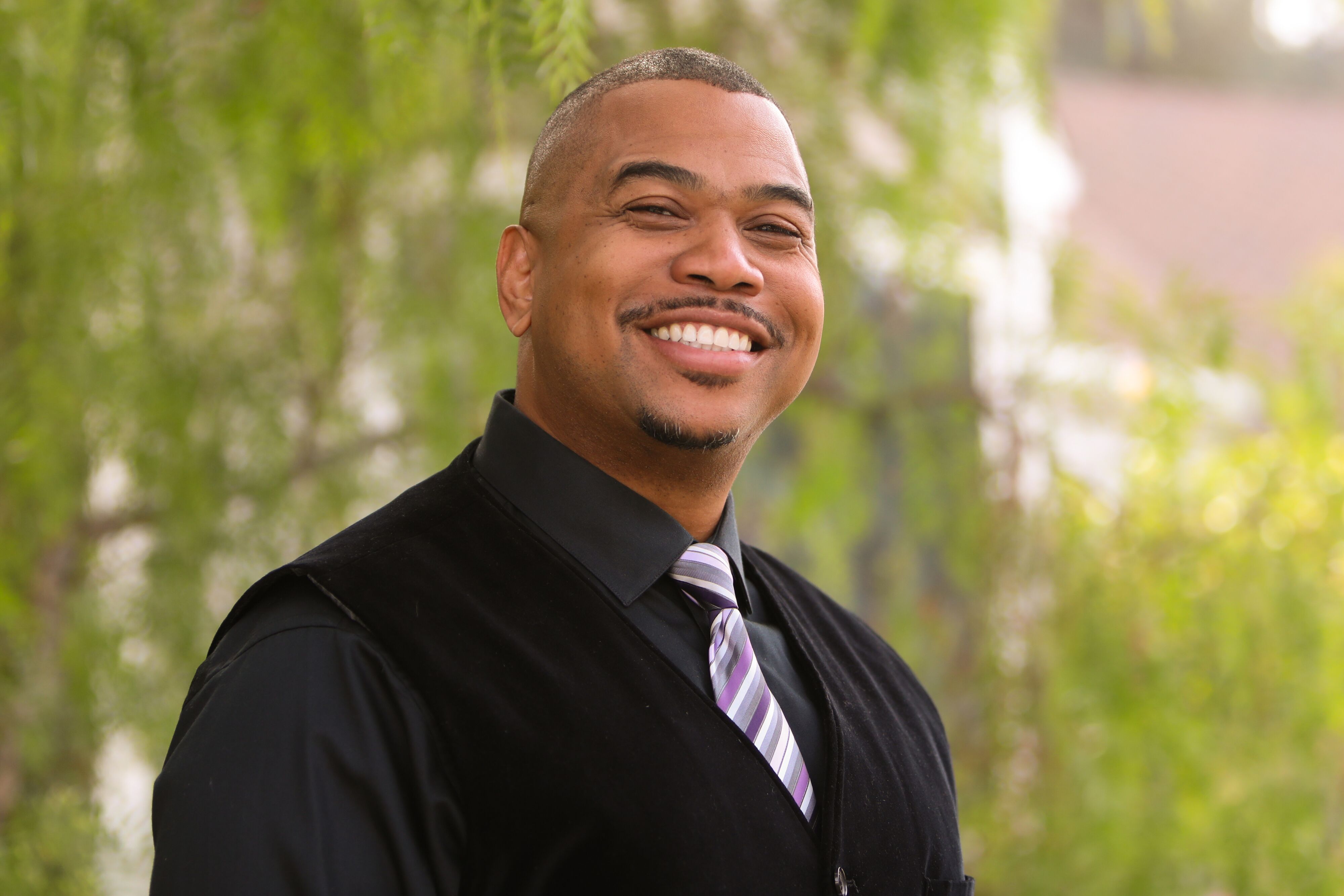 Actor Omar Gooding visits Hallmark Channel's "Home & Family" at Universal Studios Hollywood on November 15, 2019 | Photo: Getty Images