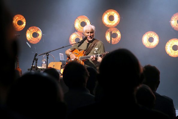 Hugues Aufray se produit à la Salle Pleyel le 18 octobre 2019 à Paris.| Photo : Getty Images.