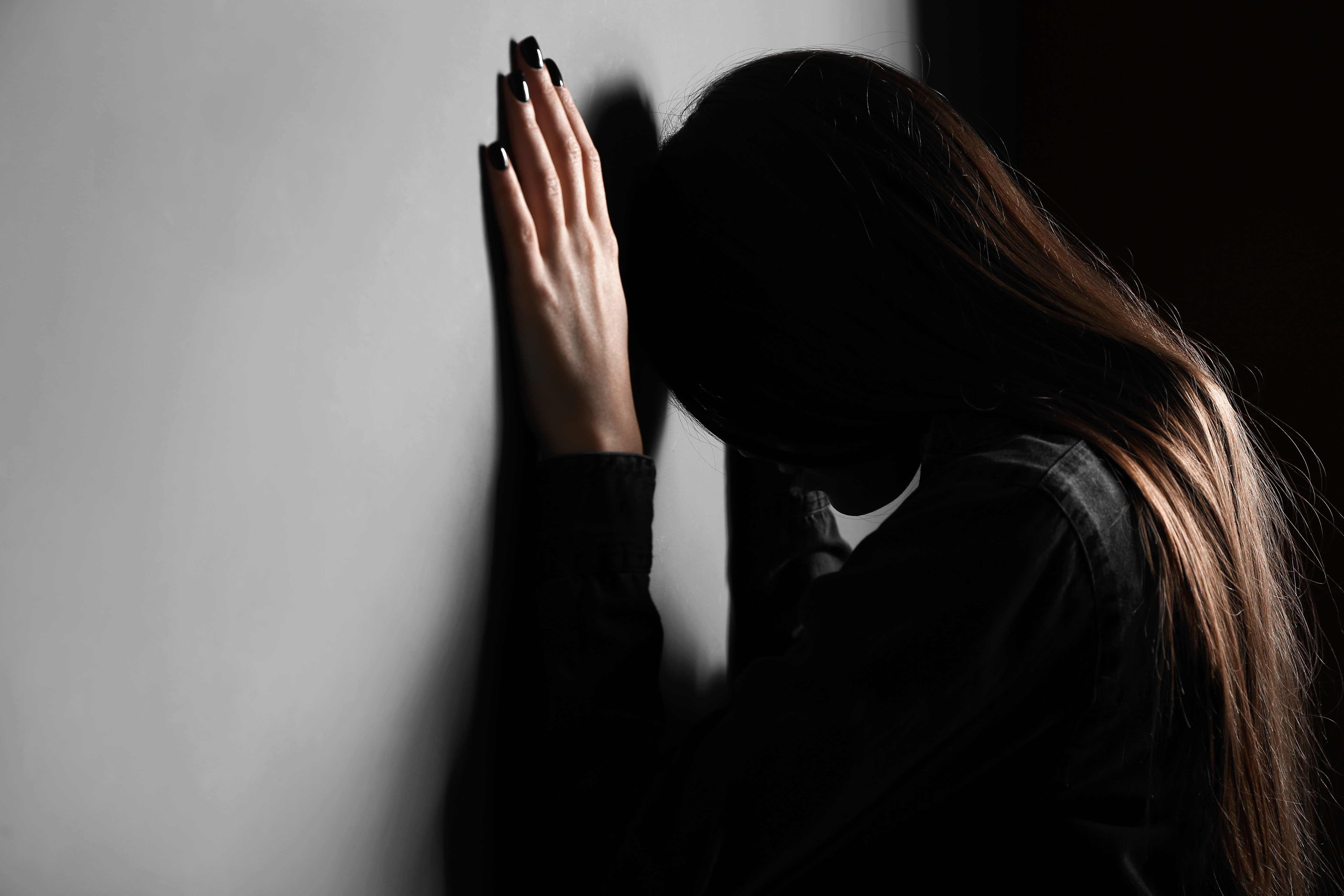 Depressed young woman | Source: Shutterstock