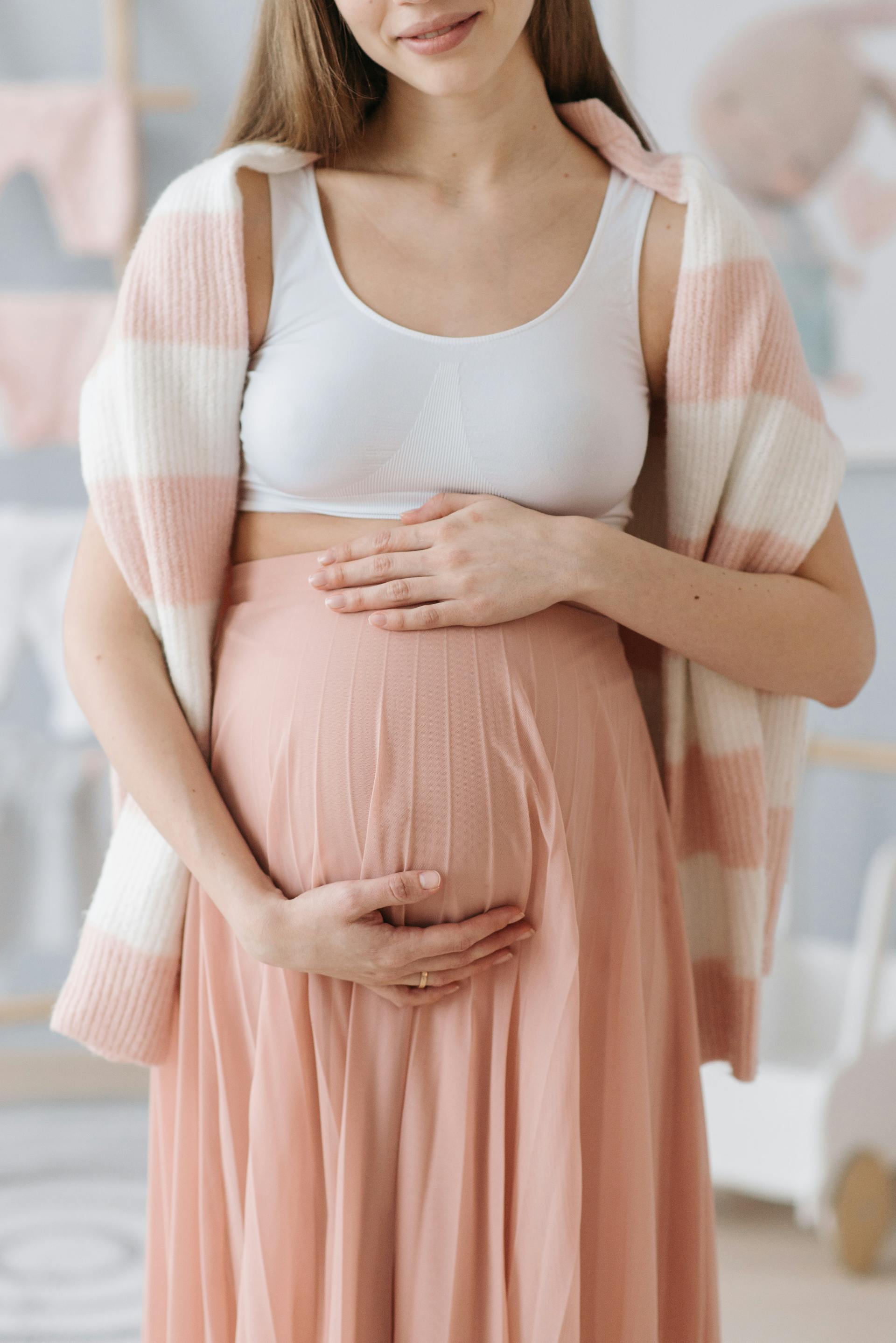A person holding her pregnant belly | Source: Pexels