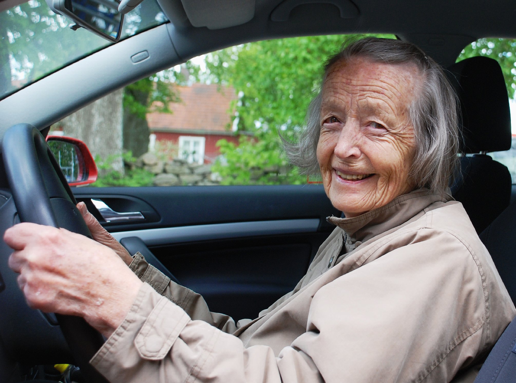 Foto einer alten Frau, die ein Auto fährt | Quelle: Getty Images