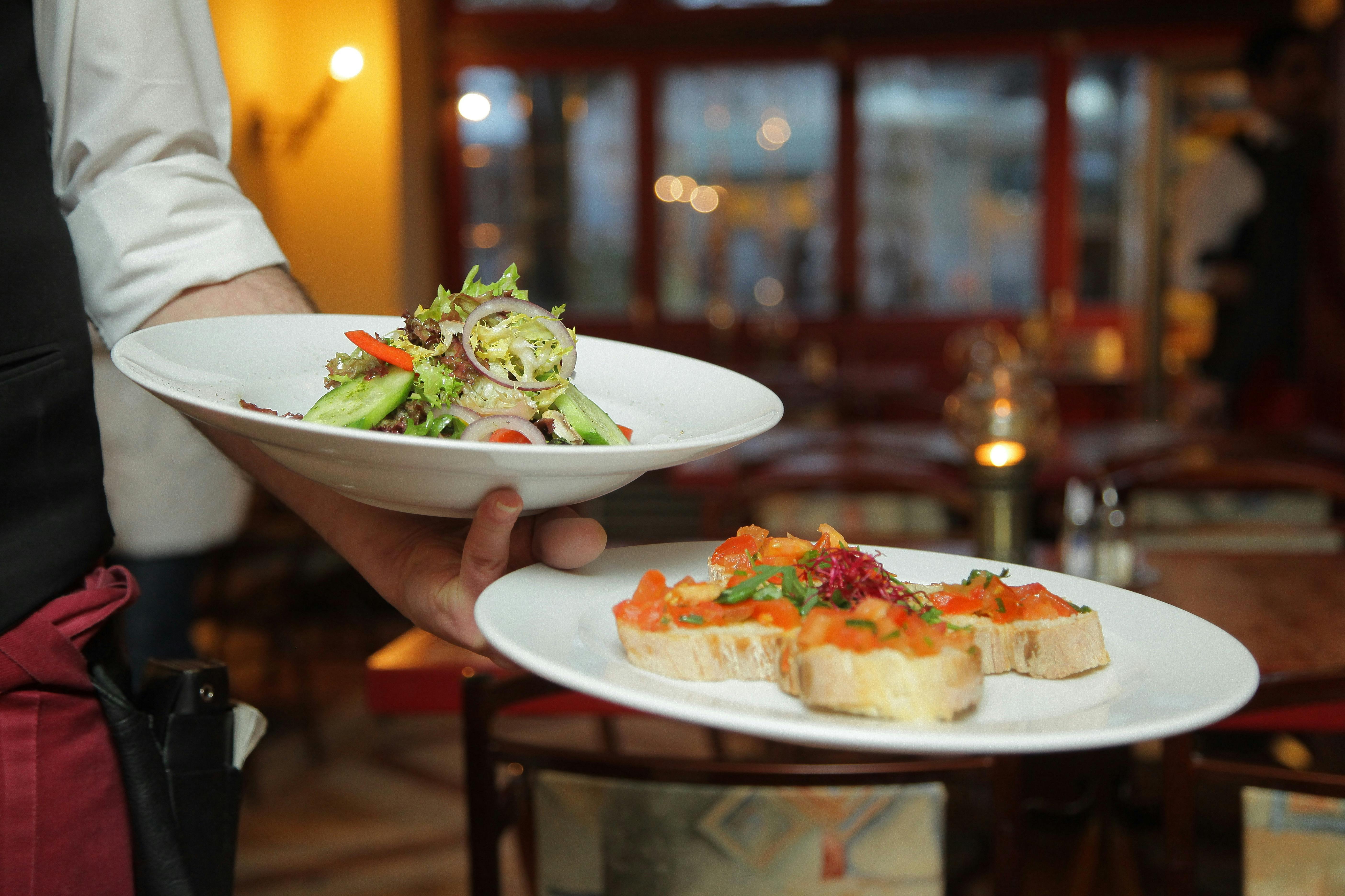 A waiter serving food | Source: Pexels