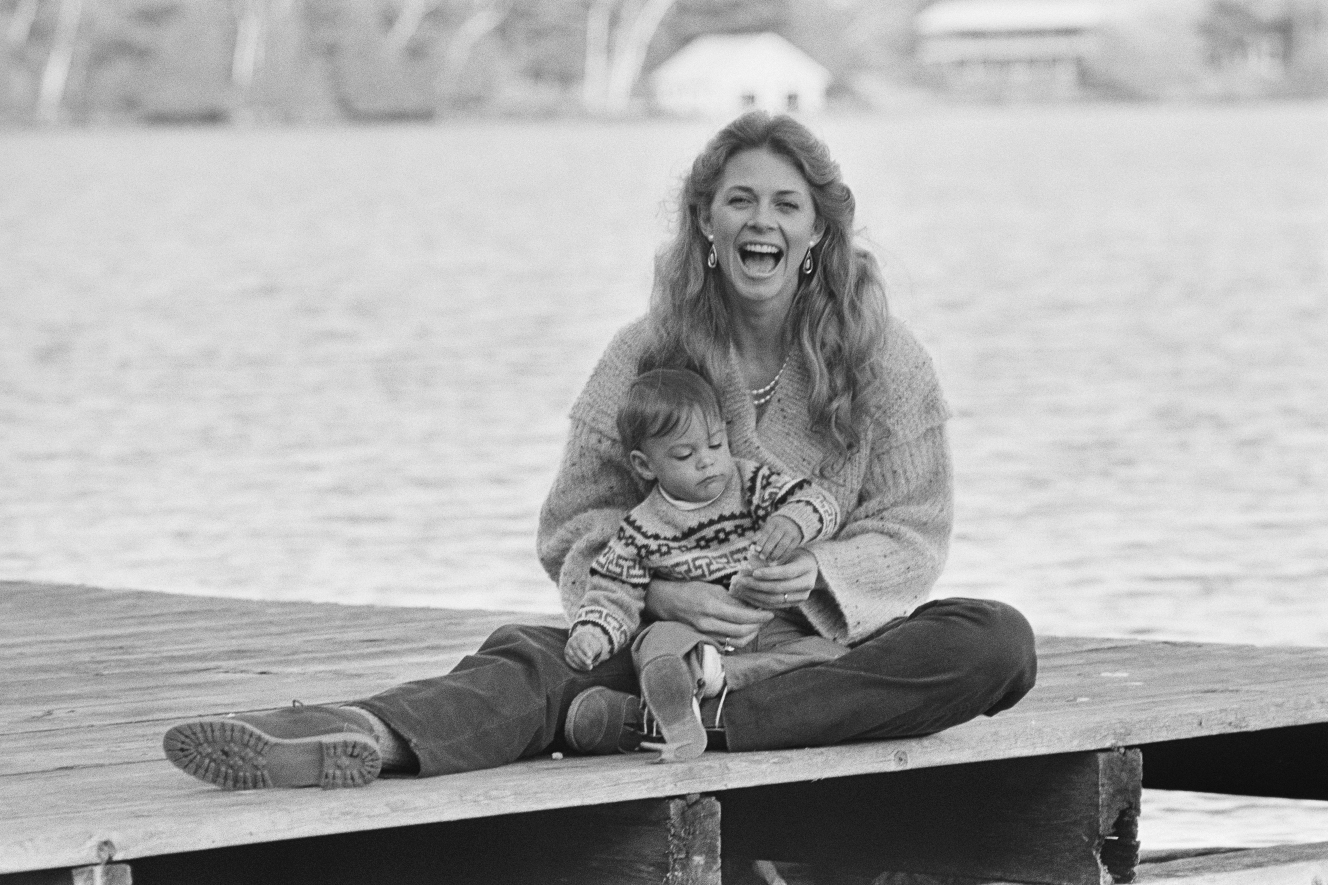 Lindsay Wagner plays with her son on the set of the film Martin's Day on October 1, 1983 | Source: Getty Images