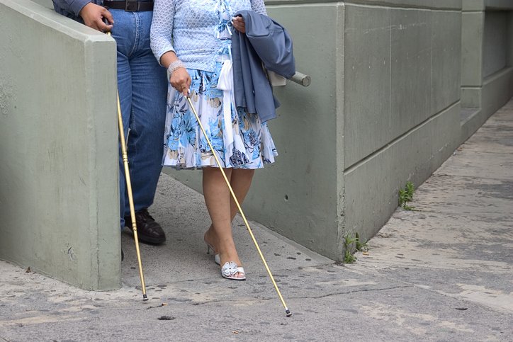Ein blindes Paar geht eine Rampe hinunter I Quelle: Getty Images