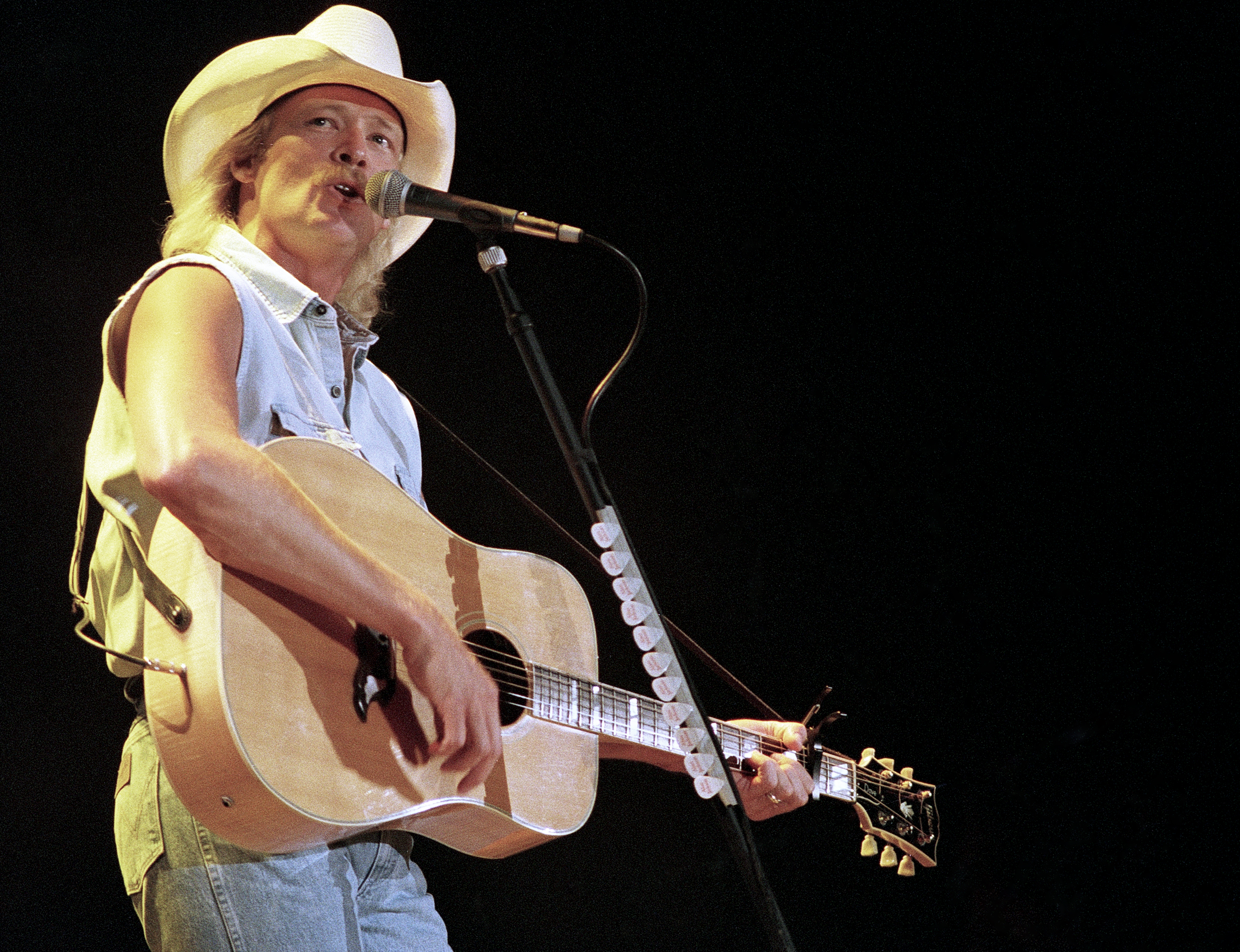 Alan Jackson performs on at The OMNI Coliseum on February 19, 1991 in Atlanta, Georgia | Source: Getty Images
