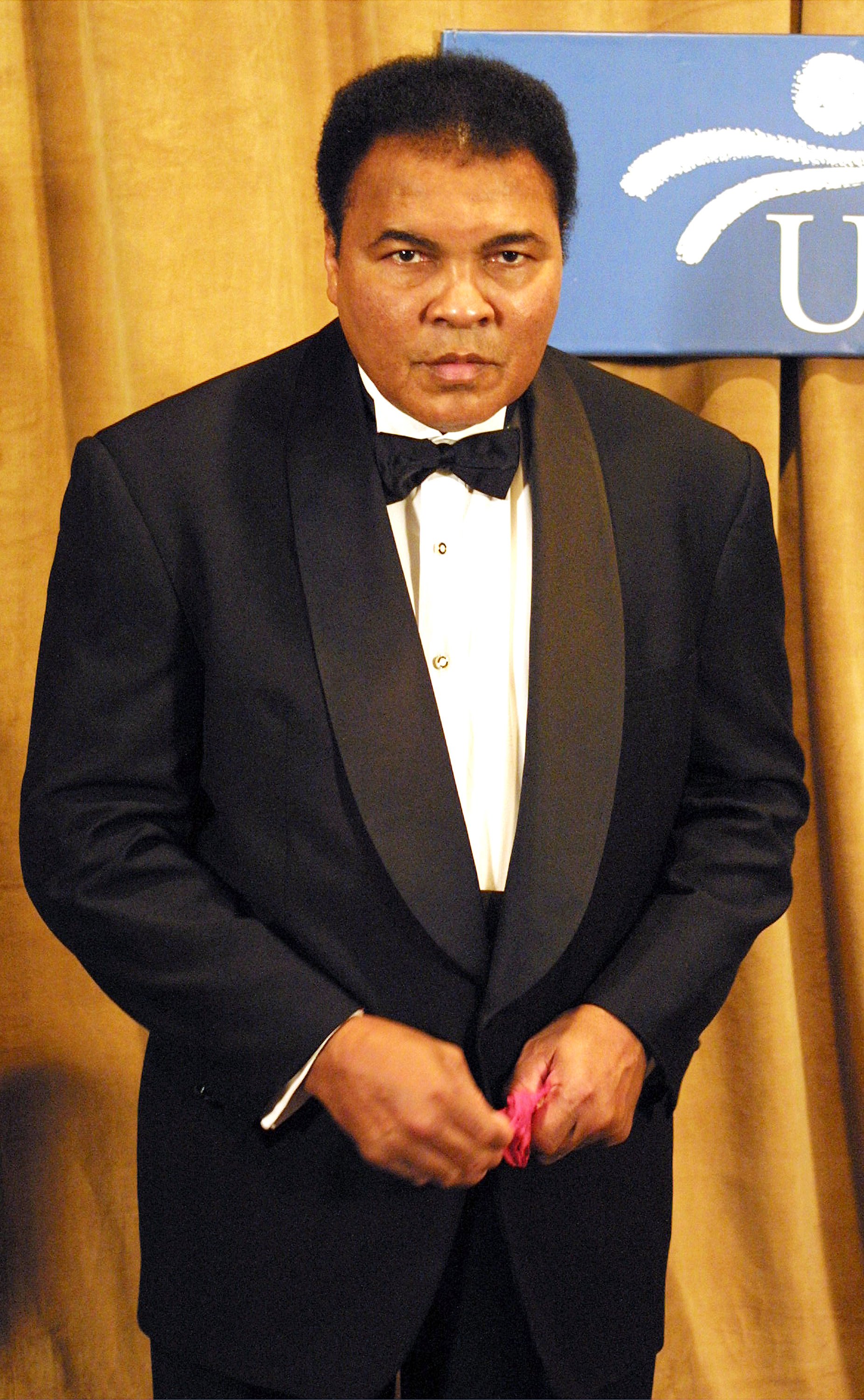 Muhammad Ali poses for a photo on March 14, 2001, in New York City | Source: Getty Images