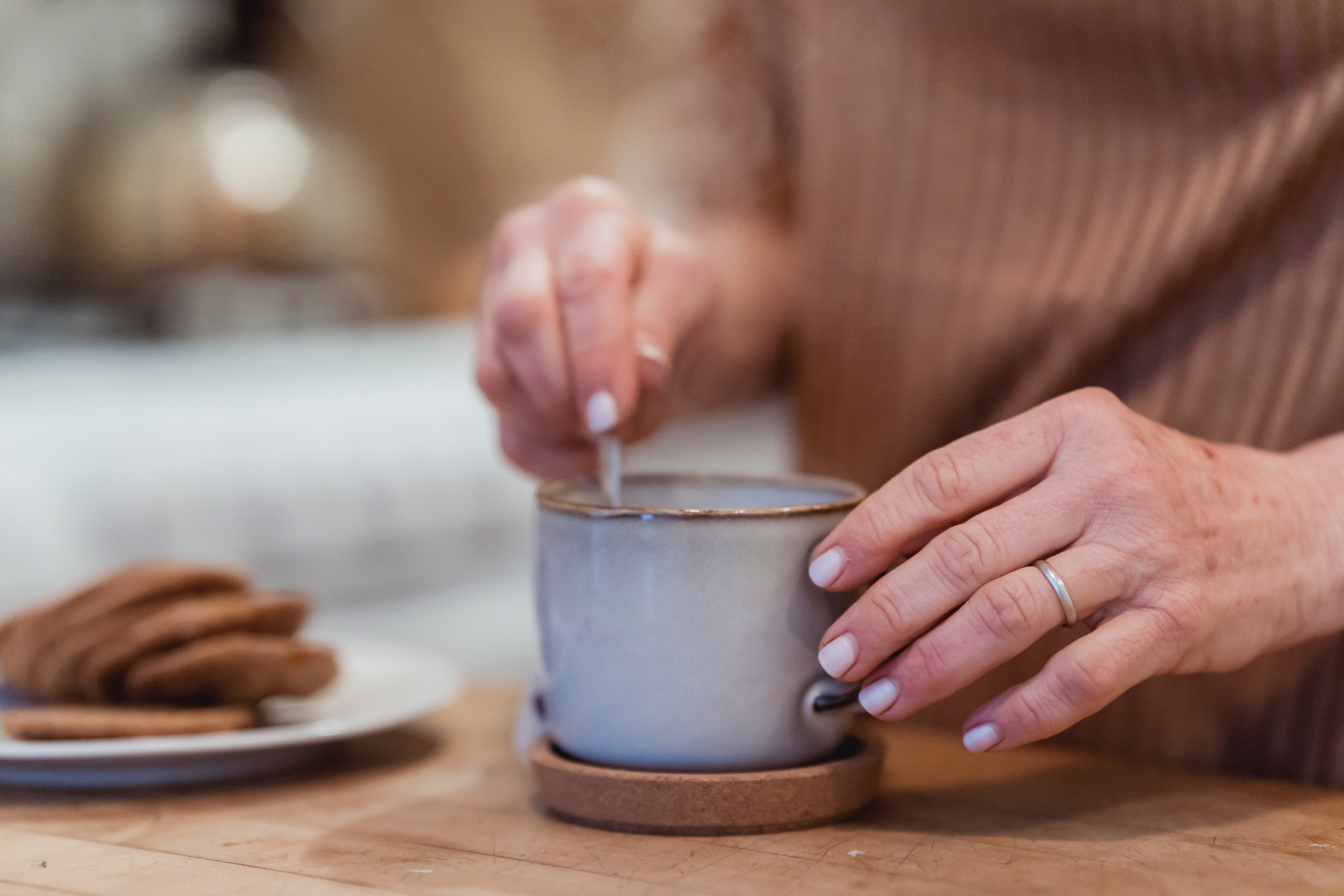 Mrs. Miller served tea and cookies to Lily. | Source: Pexels