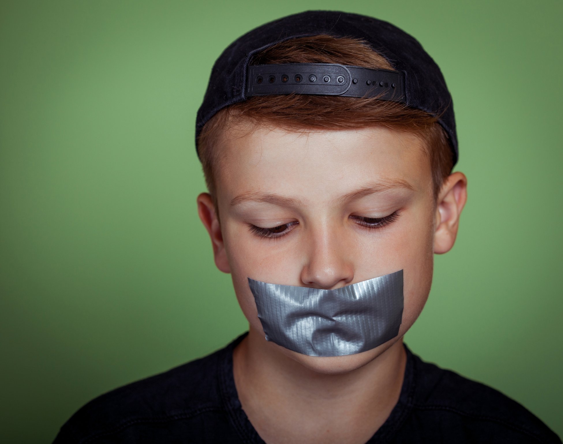 Sprachloser Junge mit Klebeband über Mund | Quelle: Getty Images