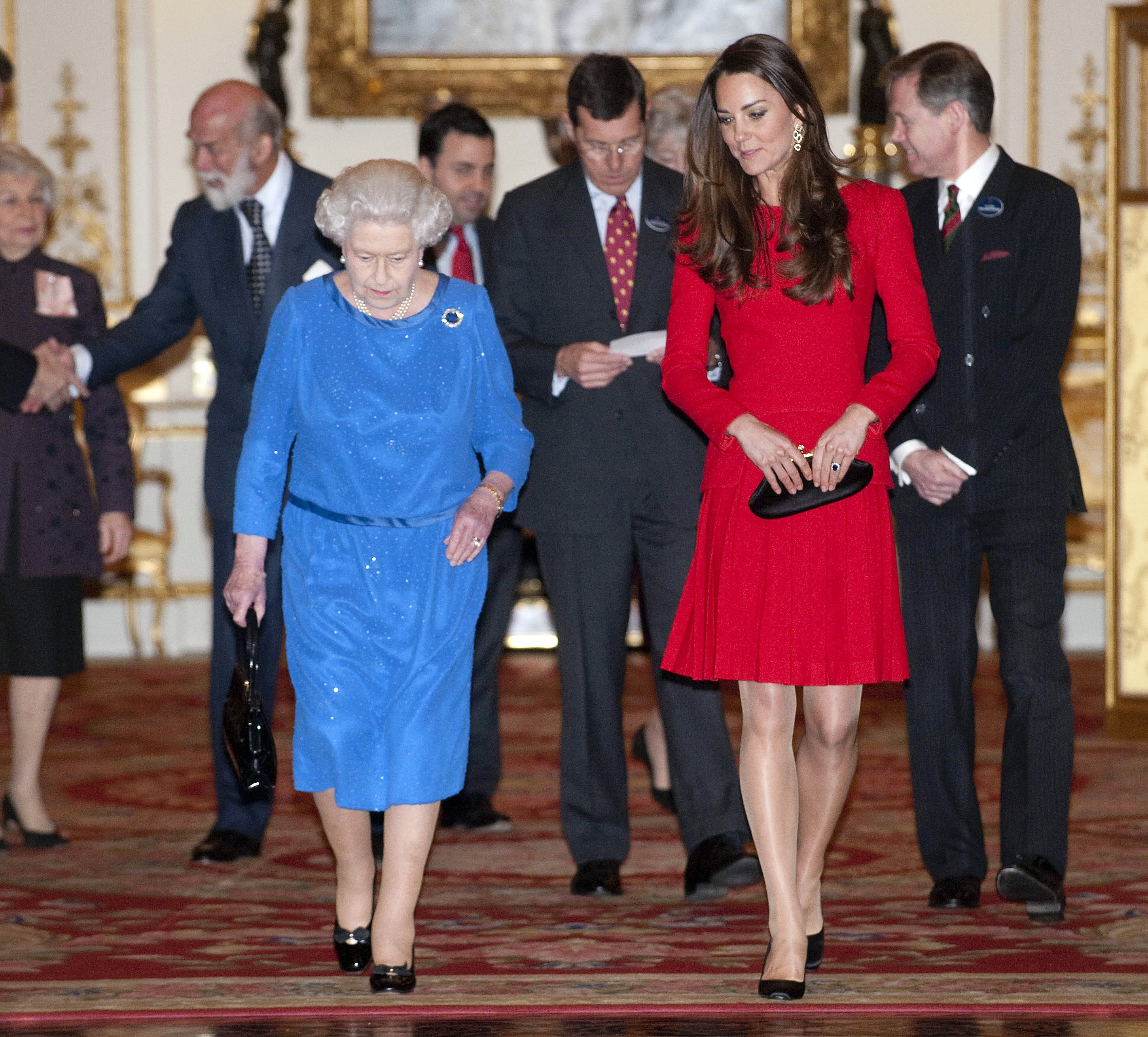Königin Elizabeth II. und Catherine, Herzogin von Cambridge, besuchen am 17. Februar 2014 in London, England, den Empfang für dramatische Künste im Buckingham Palace.| Quelle: Getty Images