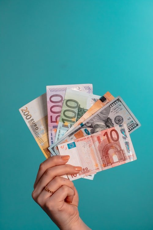 Image montrant des billets d'argent. | Photo : Unsplash