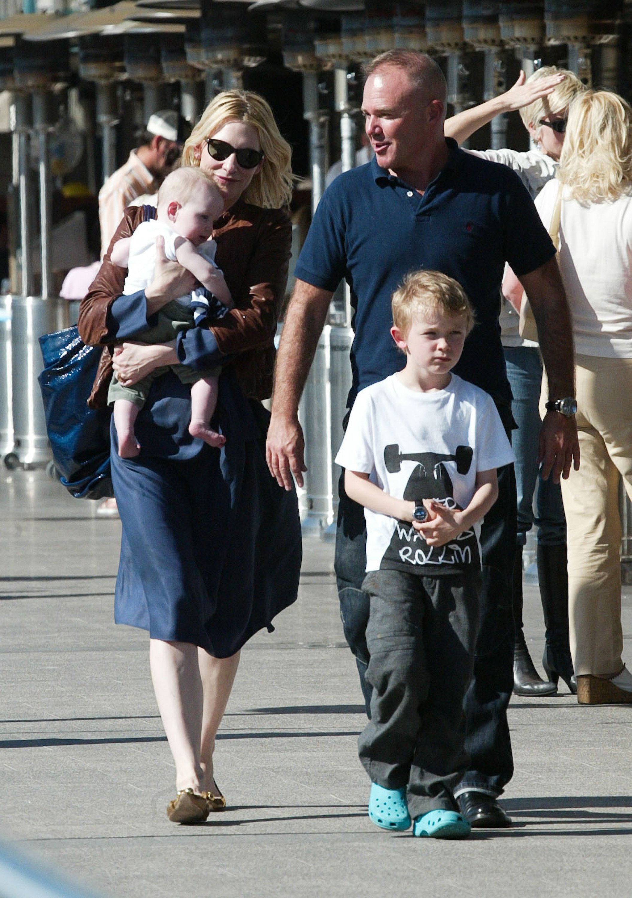 Cate Blanchett, Ignatius Martin Upton, Andrew Upton, and Dashiell John Upton after lunch at Woolloomooloo Wharf on October 25, 2008 | Source: Getty Images