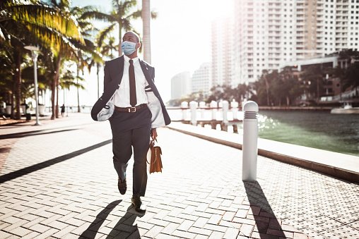 Un homme d’affaires porté un masque. | Photo : Getty Images Un homme d’affaires porté un masque. | Photo : Getty Images
