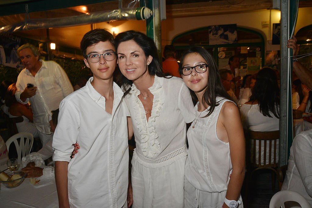 Caroline Barclay et ses deux enfants, Vincent et Pamela Coencas. | Photo : Getty Images
