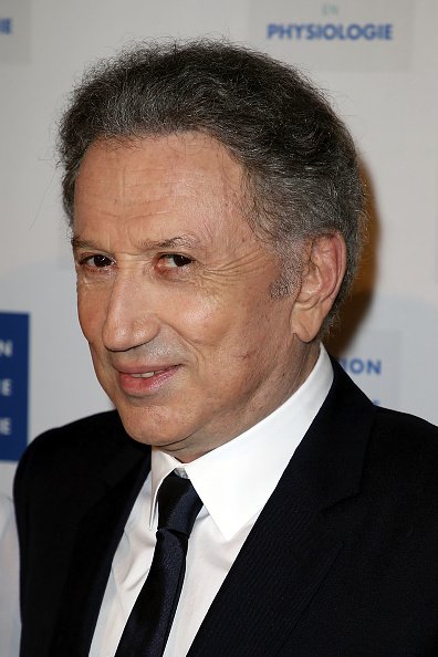 Michel Drucker assiste au gala de charité "La Recherche en Physiologie" à l'hôtel Four Seasons George V le 13 mars 2017 à Paris | Photo : Getty Images