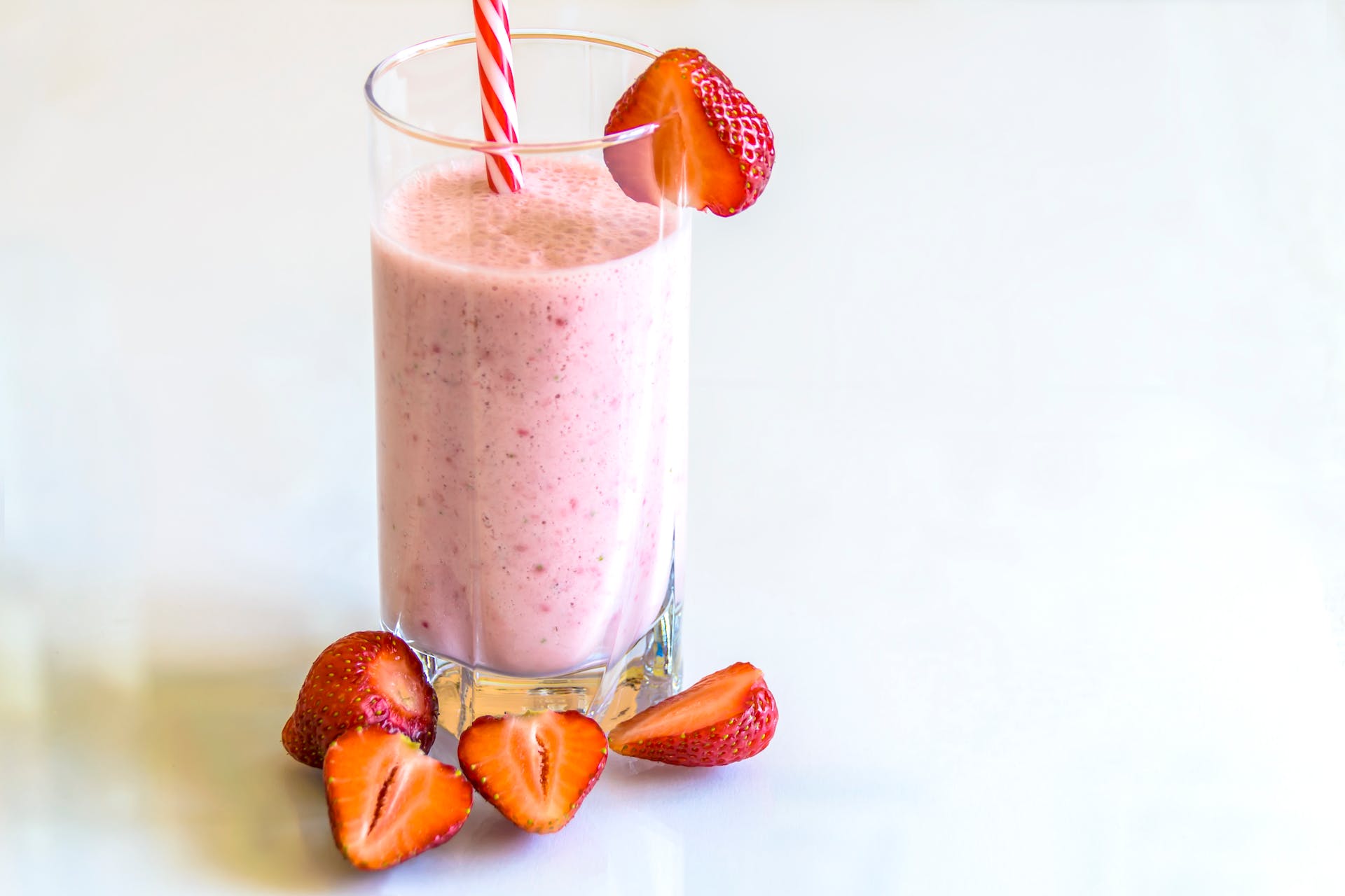 A strawberry milkshake with strawberry pieces | Source: Pexels