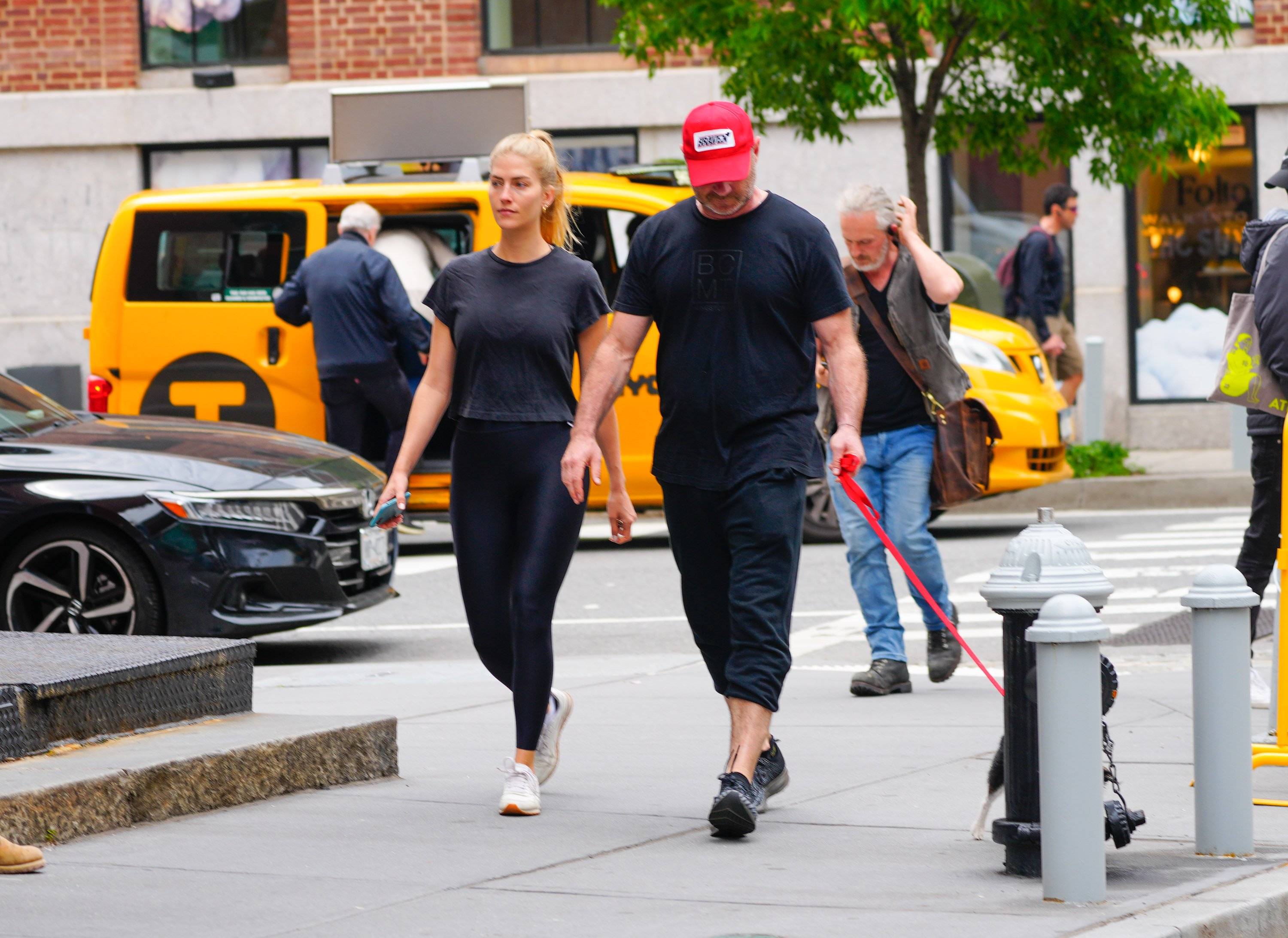Taylor Neisen and Liev Schreiber seen walking their dog on May 20, 2022 in New York. | Source: Getty Images
