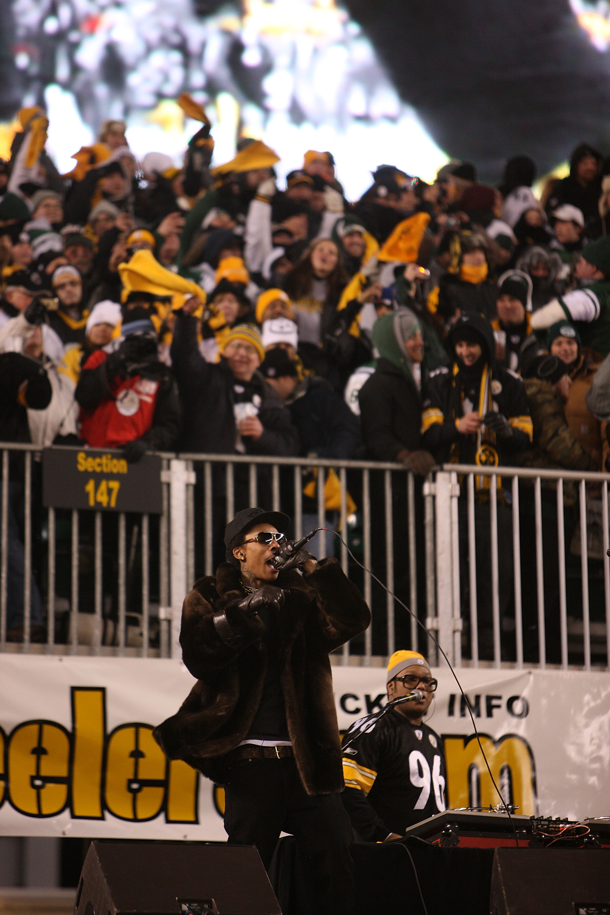 Wiz Khalifa performs his hit "Black and Yellow" at the New York Jets vs Pittsburgh Steelers AFC Championship Game at Heinz Field on January 23, 2011, in Pittsburgh, Pennsylvania. | Source: Getty Images