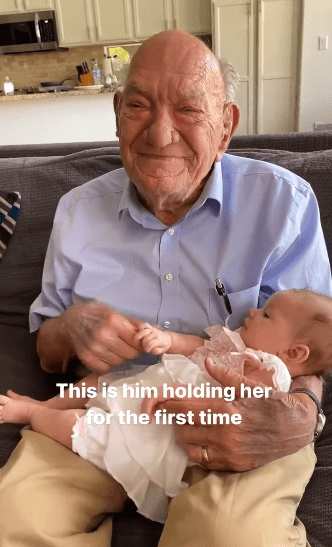 Annie Rae and her great-grandfather | Source: instagram.com/ashleyklemieux