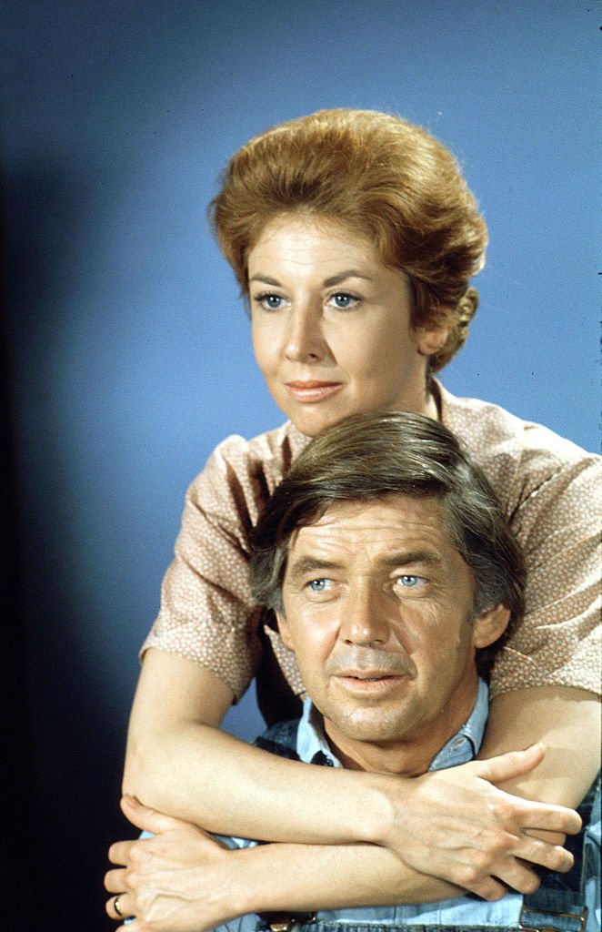 Michael Learned (as Olivia Walton), Ralph Waite (as John Walton) in "The Waltons" on January 1, 1974 | Photo: Getty Images