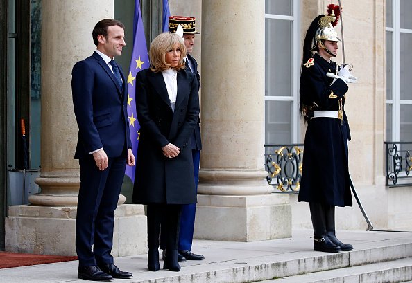 Emmanuel Macron et son épouse Brigitte Macron accueillent le Roi Philippe d'Espagne et la Reine Létizia d'Espagne. |Photo : Getty Images
