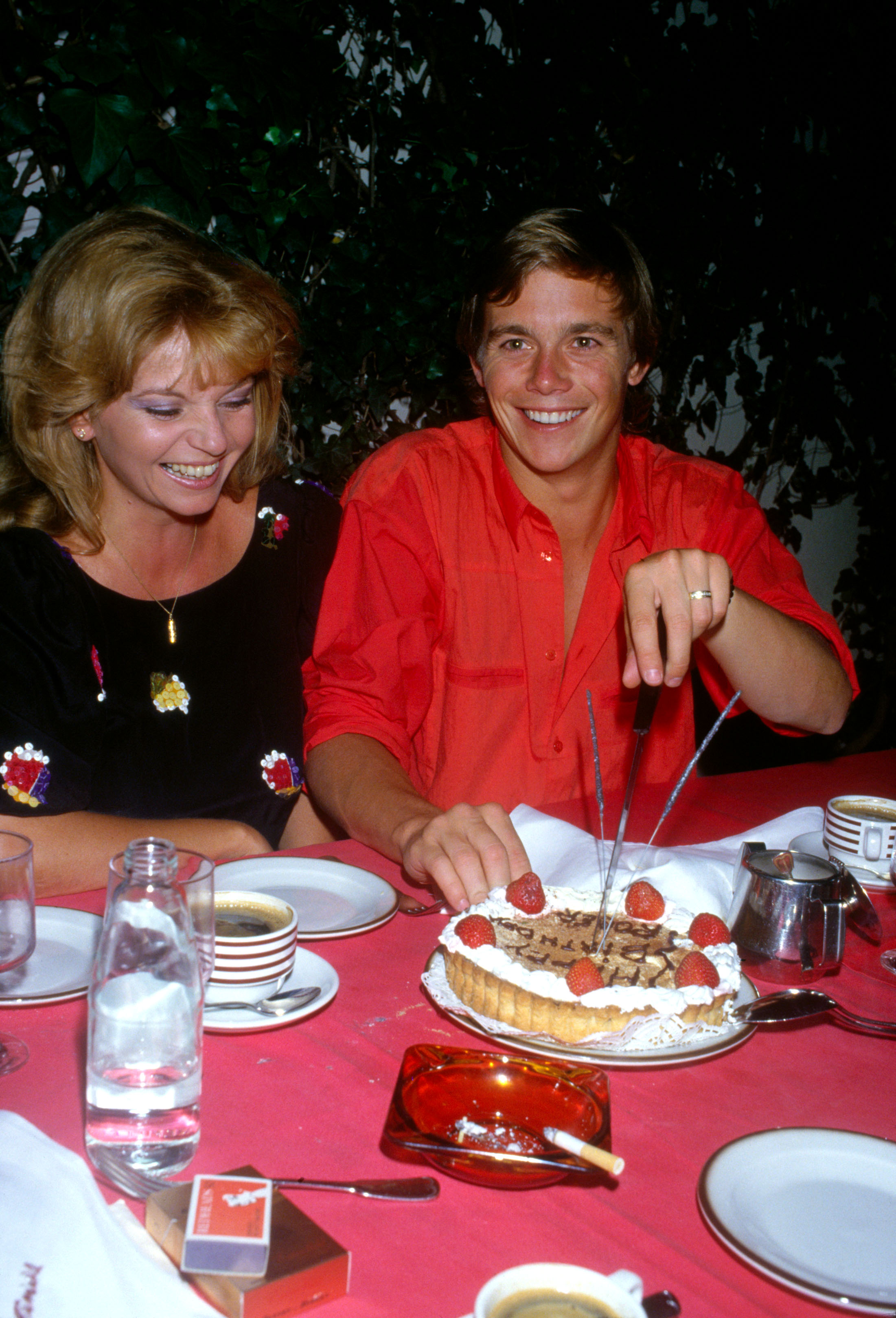 Christopher Atkins celebrates his 25th birthday with friend and actress, Abigail, in February 1986 | Source: Getty Images