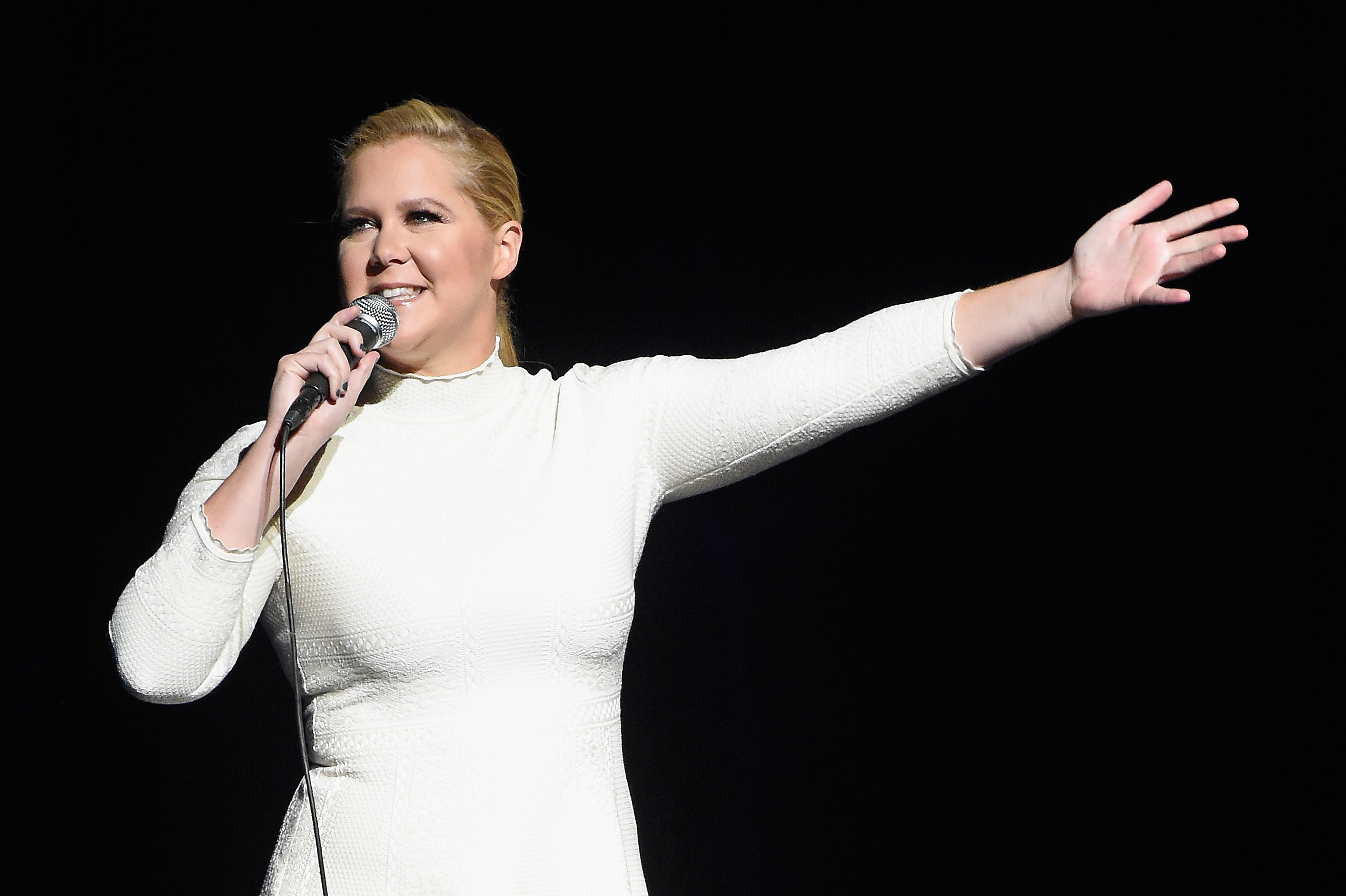 Amy Schumer performs onstage as Baby Buggy celebrates 15 years with "An Evening with Jerry Seinfeld and Amy Schumer" on November 16, 2015, in New York. | Source: Getty Images