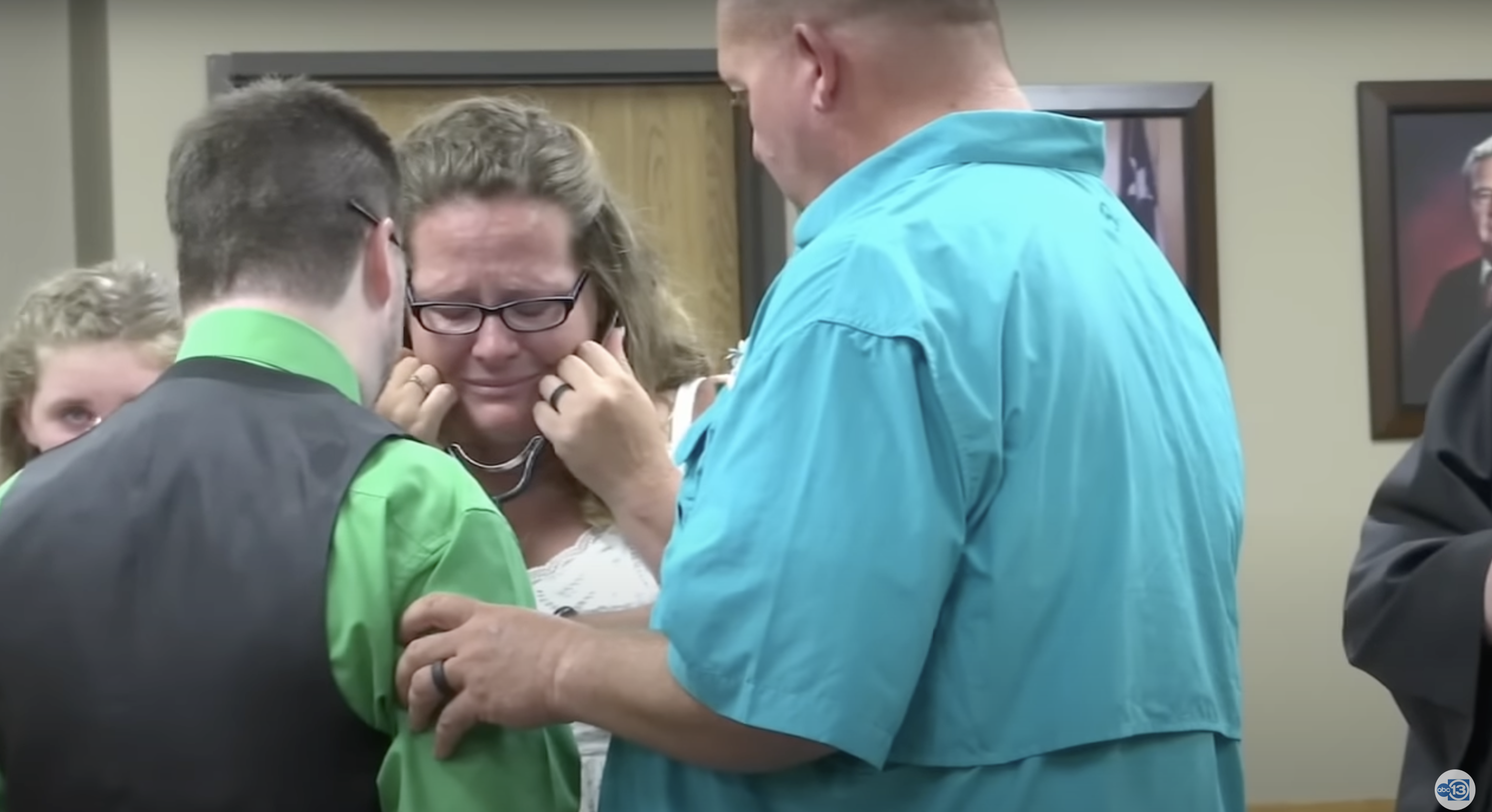 Monica Berckenhoff hat einen emotionalen Zusammenbruch, als sie das Herz ihres verstorbenen Sohnes in der Brust von Travis Stufflebean schlagen hört. | Quelle: youtube.com/ABC13 Houston