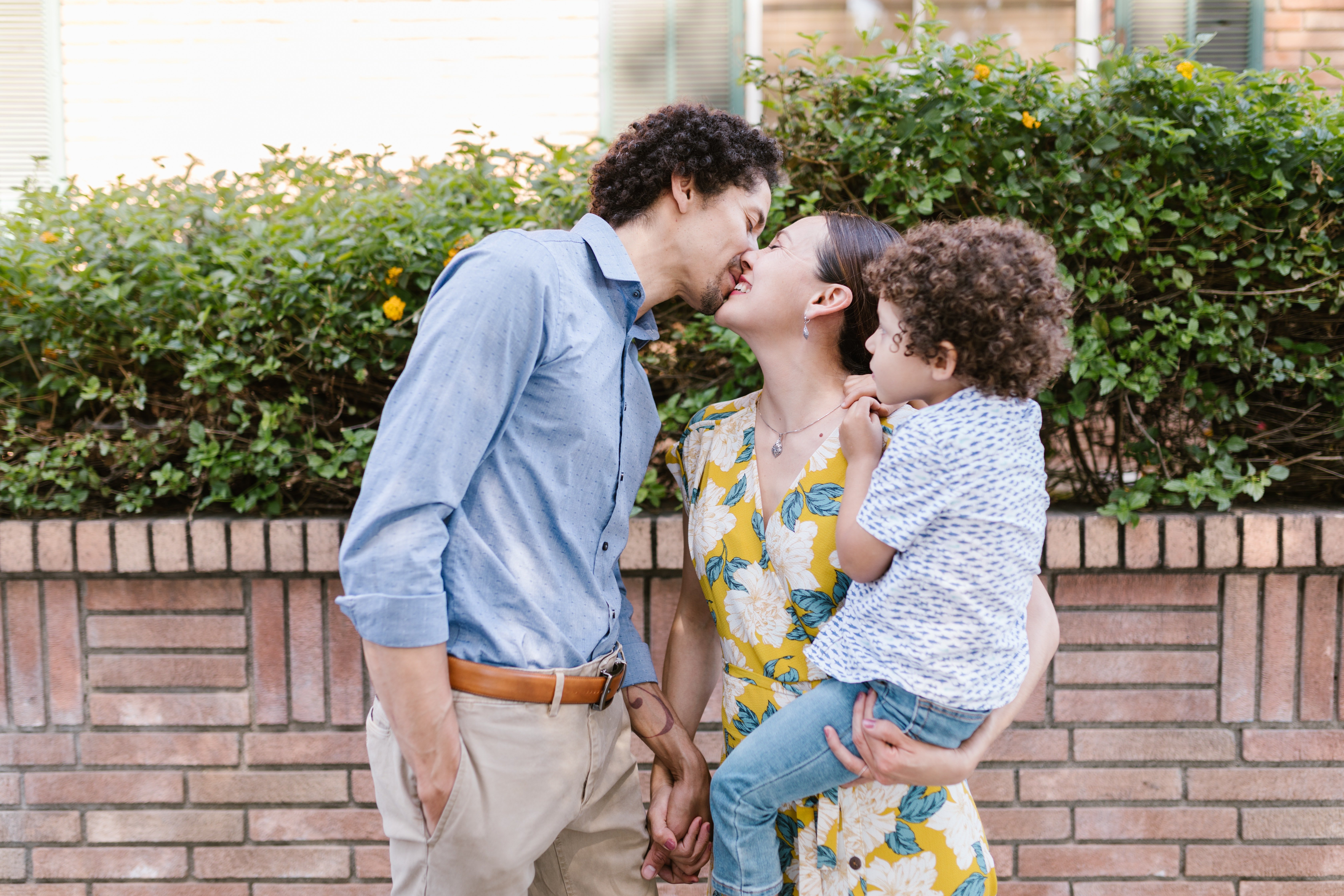 Toddler sees his mom kissing his uncle | Photo: Pexels