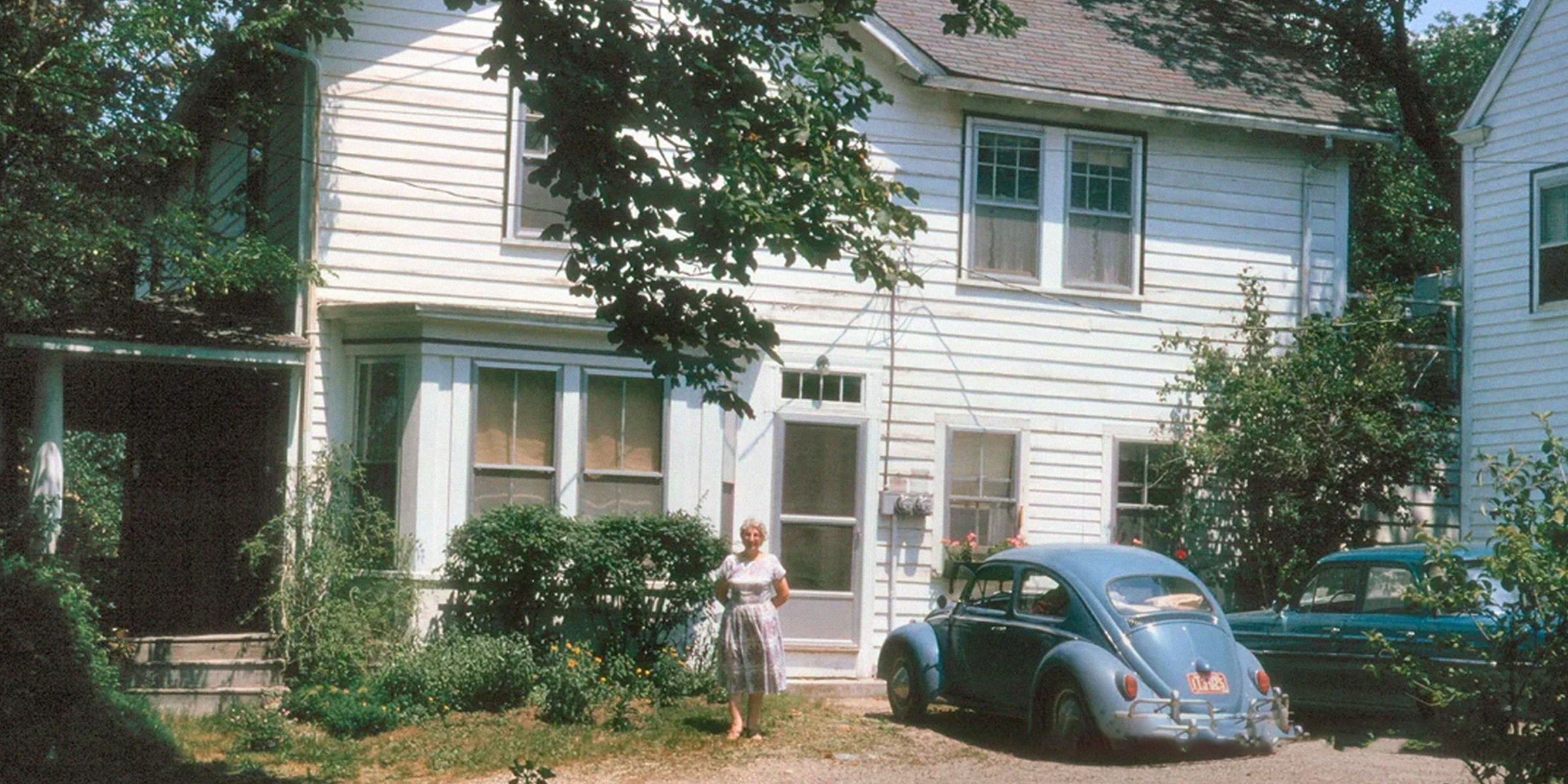 Someone's grandmother near her home | Source: Reddit.com/r/TheWayWeWere