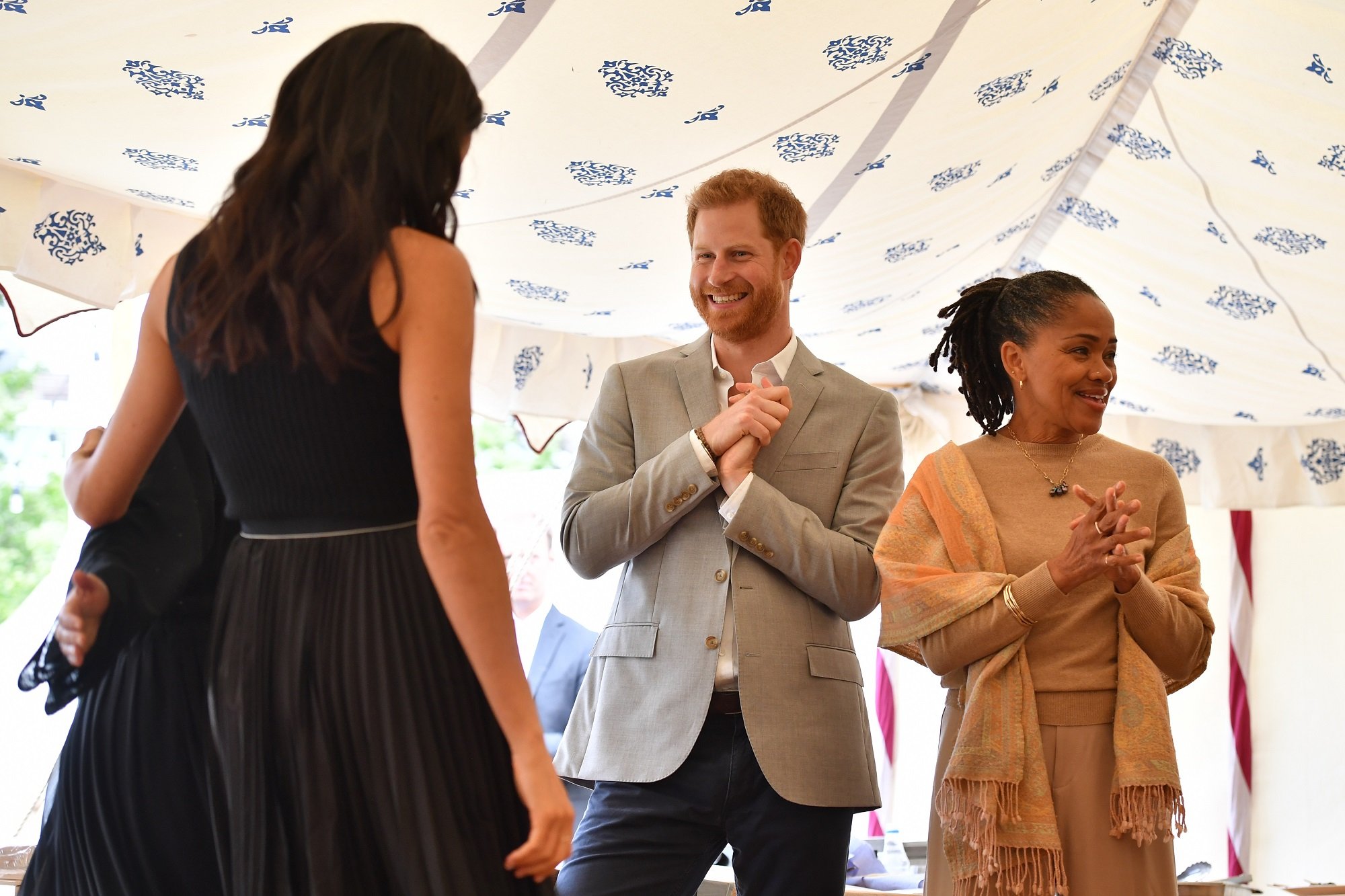 Meghan, Duquesa de Sussex junto a su madre Doria Ragland y el Príncipe Enrique, Duque de Sussex en el evento 'Together' Cookbook Launch en el Palacio de Kensington el 20 de septiembre de 2018 en Londres, Inglaterra. | Imagen: Getty Images/GlobalImagesUkraine