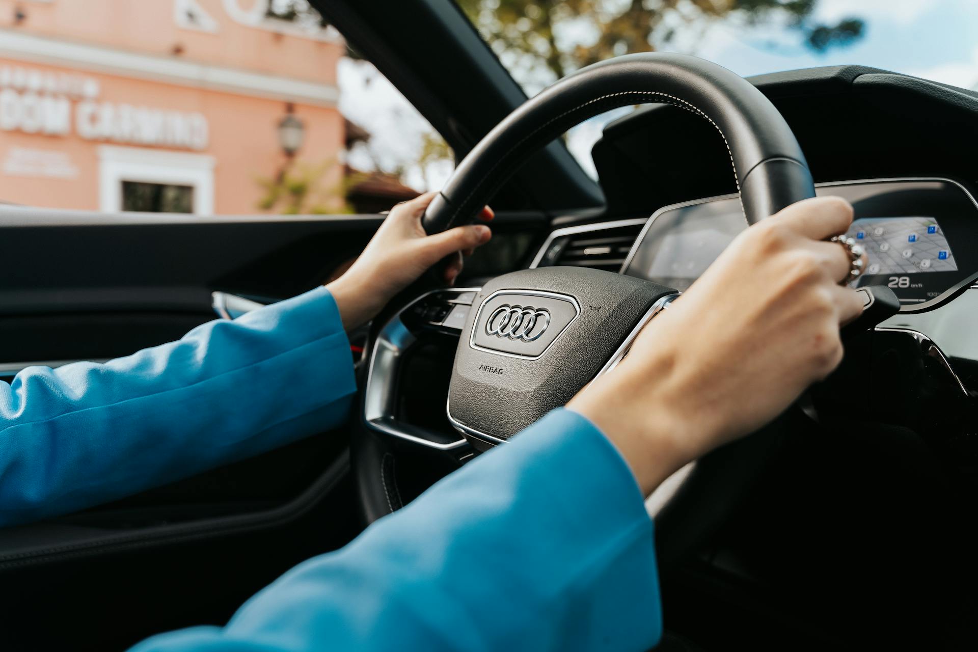 A woman driving | Source: Pexels