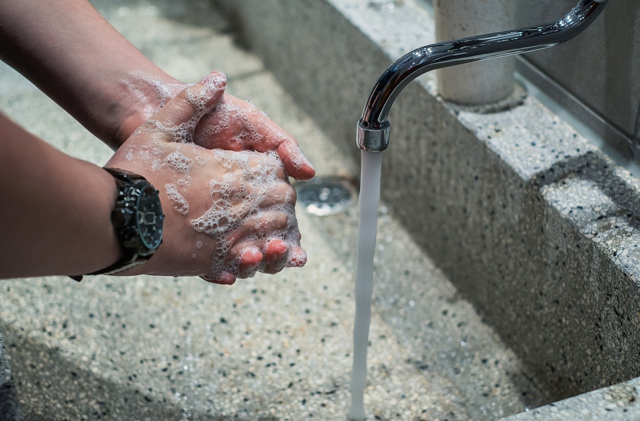 Persona lavándose las manos. | Foto: Pixabay